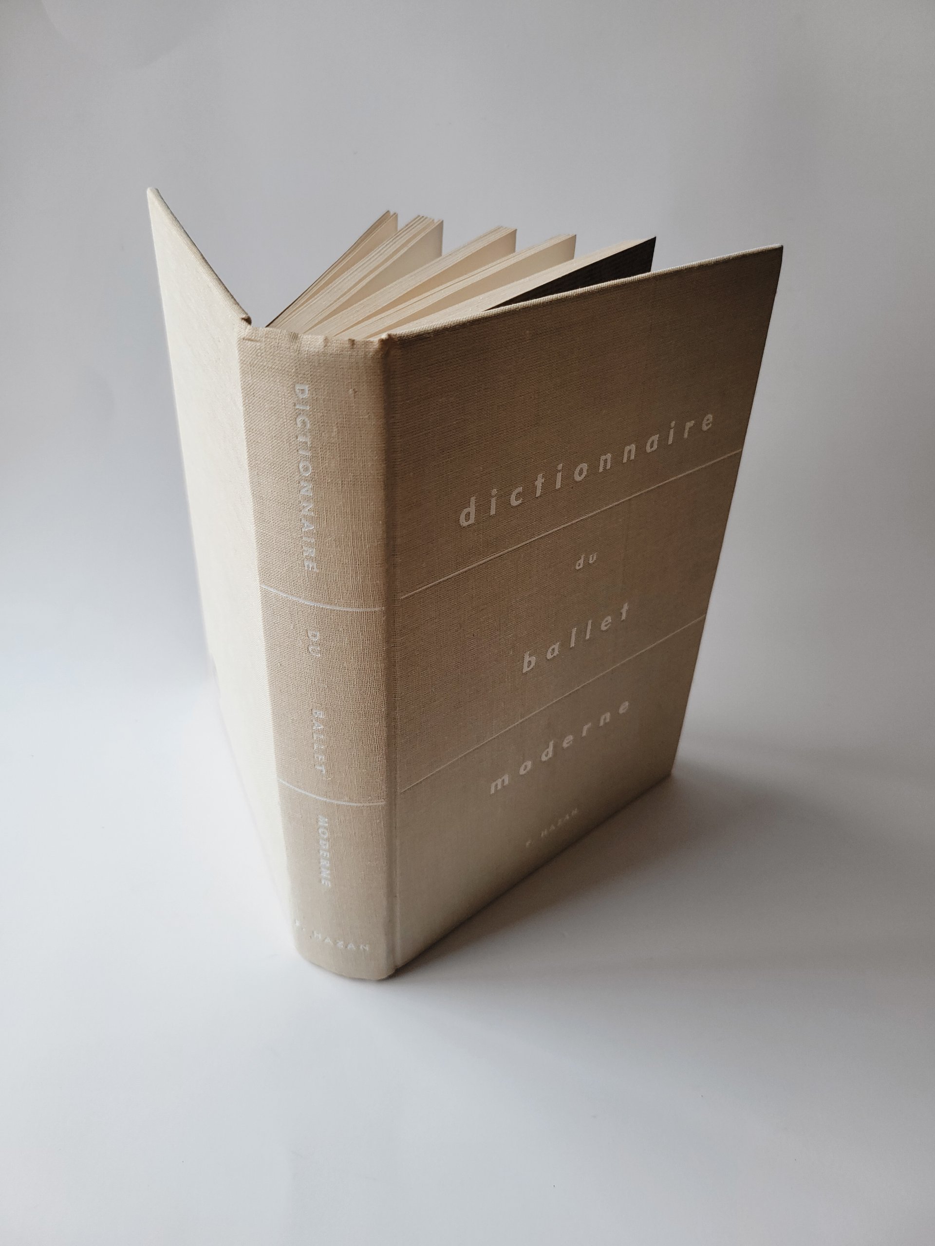 'Dictionnaire du Ballet Moderne' by F.Hazan — view 2