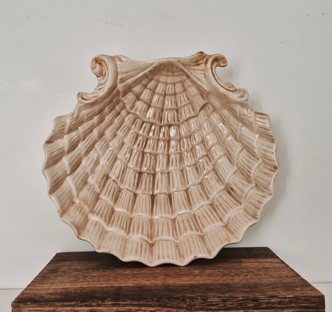 Vintage Ceramic Byron Mold Clamshell Dish